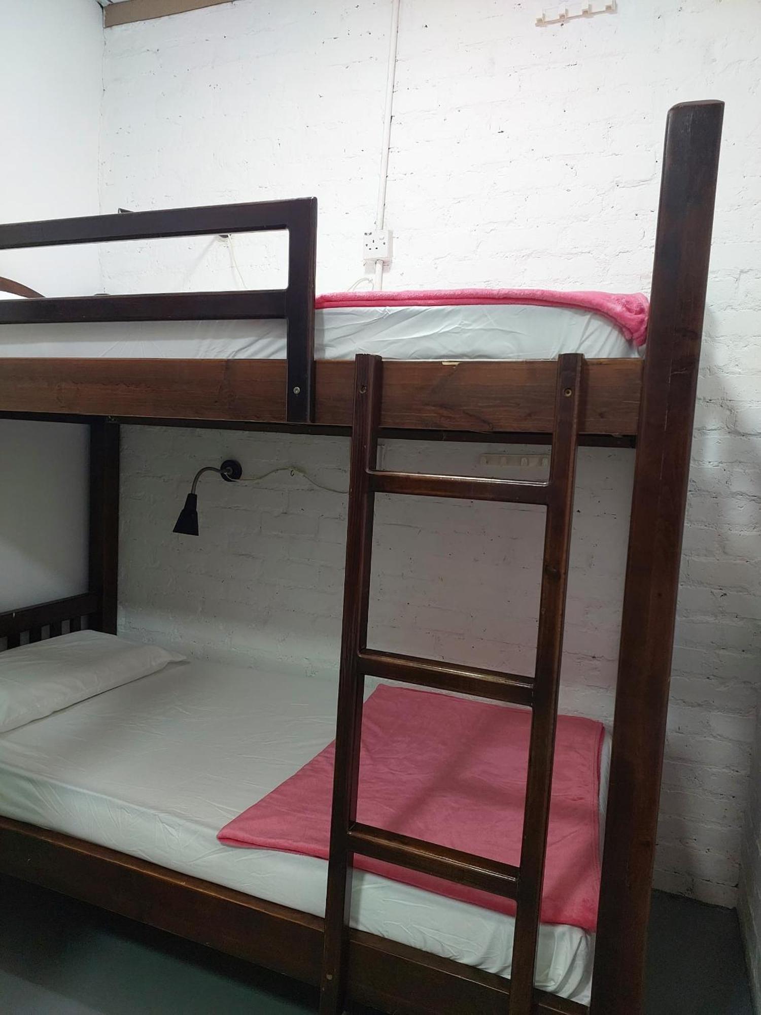 Dz Backpackers Hostel เซมปอร์นา ภายนอก รูปภาพ